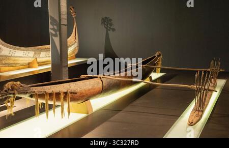 Ein Auslegerkanu, das in den 1960er Jahren auf dem Sepik-Fluss in Papua-Neuguinea eingesetzt wurde, ist im Port-Museum in Douarnenez, Frankreich ausgestellt. Stockfoto