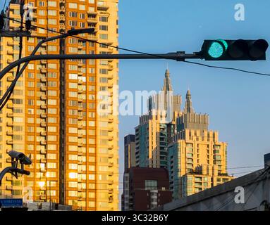Bangkok, Thailand-07. April 2024-später Nachmittag, Sonnenlicht aus niedrigem Winkel reflektiert zufällig auf Hochhäuser und stark frequentierten Verkehr darunter während der Hauptverkehrszeit. Stockfoto