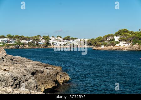 Blick auf die Küste mit teuren Häusern und Booten in Cala D'Dor auf Mallorca, Mallorca, Balearen, Spanien Stockfoto