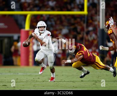 31. August 2019 der Quarterback der Fresno State Bulldogs Jorge Reyna #11 kämpft mit dem Ball während des NCAA Football Spiels zwischen den USC Trojans und den Fresno State Bulldogs im Coliseum in Los Angeles, Kalifornien. Pflichtfoto: Charles Baus/CSM(Credit Image: &Copy; Charles Baus/CSM via ZUMA Wire) Stockfoto