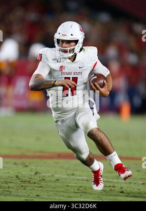 31. August 2019 der Quarterback der Fresno State Bulldogs Jorge Reyna #11 kämpft mit dem Ball während des NCAA Football Spiels zwischen den USC Trojans und den Fresno State Bulldogs im Coliseum in Los Angeles, Kalifornien. Pflichtfoto: Charles Baus/CSM(Credit Image: &Copy; Charles Baus/CSM via ZUMA Wire) Stockfoto