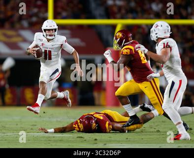 31. August 2019 der Quarterback der Fresno State Bulldogs Jorge Reyna #11 kämpft mit dem Ball während des NCAA Football Spiels zwischen den USC Trojans und den Fresno State Bulldogs im Coliseum in Los Angeles, Kalifornien. Pflichtfoto: Charles Baus/CSM(Credit Image: &Copy; Charles Baus/CSM via ZUMA Wire) Stockfoto