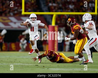 31. August 2019 der Quarterback der Fresno State Bulldogs Jorge Reyna #11 kämpft mit dem Ball während des NCAA Football Spiels zwischen den USC Trojans und den Fresno State Bulldogs im Coliseum in Los Angeles, Kalifornien. Pflichtfoto: Charles Baus/CSM(Credit Image: &Copy; Charles Baus/CSM via ZUMA Wire) Stockfoto