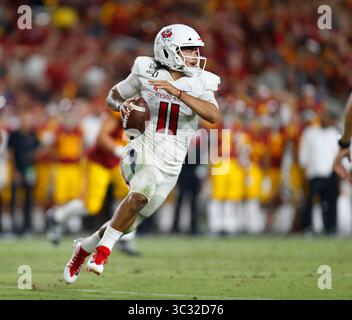 31. August 2019 der Quarterback der Fresno State Bulldogs Jorge Reyna #11 kämpft mit dem Ball während des NCAA Football Spiels zwischen den USC Trojans und den Fresno State Bulldogs im Coliseum in Los Angeles, Kalifornien. Pflichtfoto: Charles Baus/CSM(Credit Image: &Copy; Charles Baus/CSM via ZUMA Wire) Stockfoto