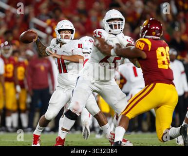 31. August 2019 Quarterback der Fresno State Bulldogs Jorge Reyna #11 wirft während des NCAA Football Spiels zwischen den USC Trojans und den Fresno State Bulldogs im Coliseum in Los Angeles, Kalifornien einen Pass. Pflichtfoto: Charles Baus/CSM (Credit Image: &Copy; Charles Baus/CSM via ZUMA Wire) Stockfoto