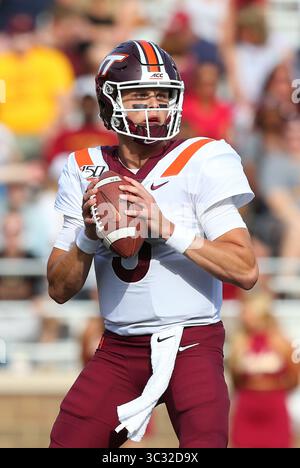 31. August 2019; Chestnut Hill, MA, USA; der Virginia Tech Hokies Quarterback Ryan Willis (5) bereitet sich auf das NCAA-Football-Spiel zwischen Virginia Tech Hokies und Boston College Eagles im Alumni Stadium vor. Anthony Nesmith/CSM(Credit Image: &Copy; Anthony Nesmith/CSM via ZUMA Wire) Stockfoto