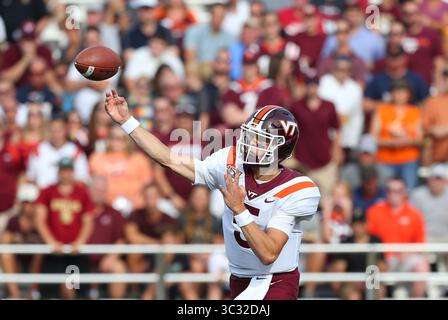 31. August 2019; Chestnut Hill, MA, USA; der Virginia Tech Hokies Quarterback Ryan Willis (5) wirft den Ball während des NCAA-Fußballspiels zwischen Virginia Tech Hokies und Boston College Eagles im Alumni Stadium. Anthony Nesmith/CSM(Credit Image: &Copy; Anthony Nesmith/CSM via ZUMA Wire) Stockfoto