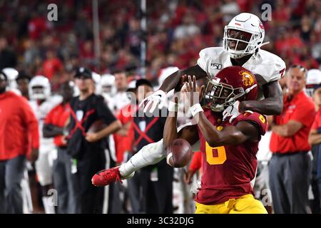 August 31, 2019 Los Angeles, CA.USC Trojans Cornerback Isaac Taylor-Stuart #6 bricht den Pass für Fresno State Bulldogs Wide Receiver Derrion Grim #7 in Aktion während des dritten Viertels des NCAA Football Spiels zwischen den USC Trojans und den Fresno State Bulldogs im Kolosseum in Los Angeles, Kalifornien..die USC Trojans besiegen die Fresno State Bulldogs 31-Bulldogs. Stockfoto