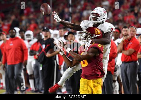 August 31, 2019 Los Angeles, CA.USC Trojans Cornerback Isaac Taylor-Stuart #6 bricht den Pass für Fresno State Bulldogs Wide Receiver Derrion Grim #7 in Aktion während des dritten Viertels des NCAA Football Spiels zwischen den USC Trojans und den Fresno State Bulldogs im Kolosseum in Los Angeles, Kalifornien..die USC Trojans besiegen die Fresno State Bulldogs 31-Bulldogs. Stockfoto