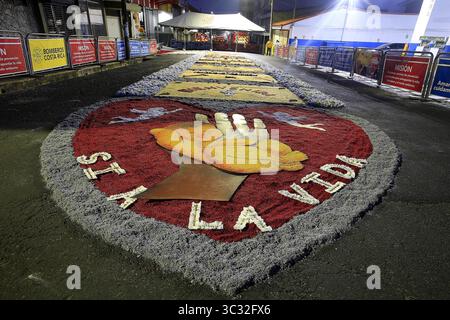 September 2019: 01092019 Cartago. Miembros de las diferentes parroquias de la Vieja MetrÃÂ³poli volvieron a lucirse para La Pasada de la Virgen de los Angeles, en su regreso a la BasÃÂ­lica. Elaboraron vistosas y coloridas alfombras sobre los dos kilÃÂ³metros de carretera, por donde transitarÃÂ­a la Patrona de Costa Rica luego de permanecer un mes en la Catedral de Santiago ApÃÂ³stol. Rosas, Pomas, Gerberas, Claveles, aserrÃÂ­n, cal, cascarilla o broza de cafÃÂ© teÃÂ±ida, helechos y hasta plÃÂstico reciclado se usaron en su fabricaciÃÂ³n, que arrancÃÂ³ desde antes de la median Stockfoto