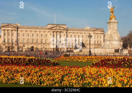 England, London, Queen Victoria Memorial Gardens und Buckingham Palace Stockfoto