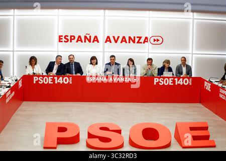 2. September 2019, MADRID, SPANIEN: Der Generalsekretär der PSOE und amtierender Regierungspräsident Pedro Sanchez (5L) wird neben der Präsidentin der PSOE, Cristina Narbona (4L), und der Sprecherin der PSOE im Parlament und Vizepräsidentin der PSOE, Adriana Lastra (6L), während einer Sitzung des Federal Exekutivausschusses der PSOE am 02. September 2019 in MADRID, Spanien, gesehen. (Kreditbild: © AFP7 via ZUMA Wire) Stockfoto