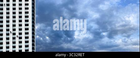 Industriearbeiter vom Reinigungsdienst an der Fassade eines Wolkenkratzers Stockfoto