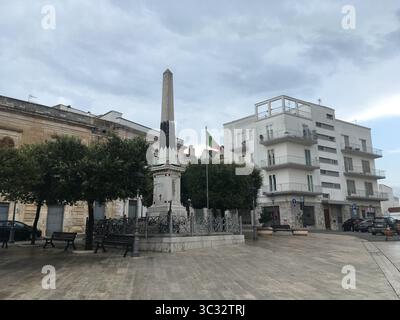 Berühmte weiß getünchte Trulli von Alberobello mit konischen Steindächern, die in engen Gassen unter apulischem Sonnenlicht und historischem Charme angesiedelt sind. Stockfoto