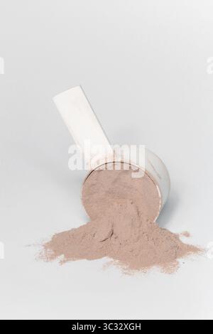 Plastik-Messlöffel mit Proteinpulver Stockfoto
