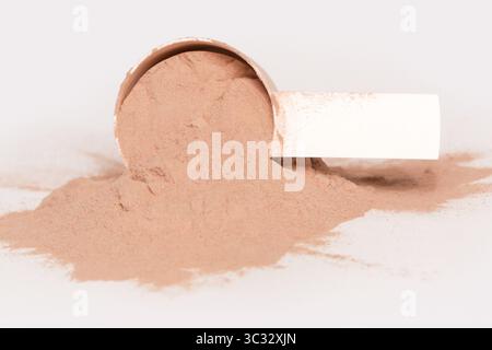 Plastik-Messlöffel mit Proteinpulver Stockfoto