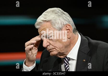 Joachim Gauck Ex-Bundespräsident 07/25 ihr Joachim Gauck am 24. Juli 2025 in Markus Lanz , ZDF Aufzeichnung vom 17. Juli Deutschland deutsch deutscher Mann Politik Politiker Theologe ehemaliger Bundesbeauftragter Stasi-Unterlagen Behörde Behördenleiter Pfarrer deutscher Bundespräsident quer Porträt nachdenklich versonnen ernst traurig enttäuscht *** Joachim Gauck Ex Bundespräsident 07 25 Ihr Joachim Gauck am 24. Juli 2025 in Markus Lanz , ZDF Aufnahme vom 17. Juli Deutschland deutscher Mann Politik Politiker Theologe ehemaliger Bundespräsident Stasi Dokumente Stockfoto