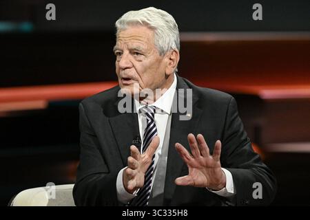 Joachim Gauck Ex-Bundespräsident 07/25 ihr Joachim Gauck am 24. Juli 2025 in Markus Lanz , ZDF Aufzeichnung vom 17. Juli Deutschland deutsch deutscher Mann Politik Politiker Theologe ehemaliger Bundesbeauftragter Stasi-Unterlagen Behörde Behördenleiter Pastor Pfarrer deutscher Bundespräsident quer halb sitzend sprechend gestikuliert *** Joachim Gauck Ex Bundespräsident 07 25 Ihr Joachim Gauck am 24. Juli 2025 in Markus Lanz , ZDF Aufzeichnung vom 17. Juli Deutschland deutscher Mann Politikpolitiker Theologe ehemaliger Bundespräsident Stasi dokumentiert Autoritätschef der Stasi Stockfoto