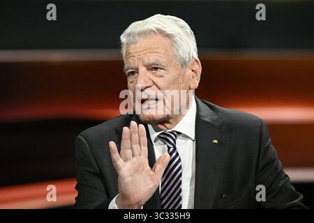 Joachim Gauck Ex-Bundespräsident 07/25 ihr Joachim Gauck am 24. Juli 2025 in Markus Lanz , ZDF Aufzeichnung vom 17. Juli Deutschland deutsch deutscher Mann Politik Politiker Theologe ehemaliger Bundesbeauftragter Stasi-Unterlagen Behörde Behördenleiter Pastor Pfarrer deutscher Bundespräsident quer halb Porträt sprechend gestikuliert *** Joachim Gauck Ex Bundespräsident 07 25 Ihr Joachim Gauck am 24. Juli 2025 in Markus Lanz , ZDF Aufzeichnung vom 17. Juli Deutschland deutscher Mann Politikpolitiker Theologe ehemaliger Bundespräsident Stasi dokumentiert Autoritätsleiter der Stasi Stockfoto