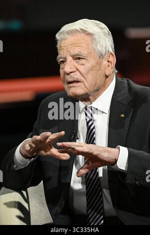 Joachim Gauck Ex-Bundespräsident 07/25 ihr Joachim Gauck am 24. Juli 2025 in Markus Lanz , ZDF Aufzeichnung vom 17. Juli Deutschland deutsch deutscher Mann Politik Politiker Theologe ehemaliger Bundesbeauftragter Stasi-Unterlagen Behörde Behördenleiter Pfarrer deutscher Bundespräsident hoch halb sitzend sprechend gestikuliert *** Joachim Gauck Ex Bundespräsident 07 25 Ihr Joachim Gauck am 24. Juli 2025 in Markus Lanz , ZDF Aufzeichnung vom 17. Juli Deutschland deutscher Mann Politikpolitiker Theologe ehemaliger Bundespräsident Stasi dokumentiert Autoritätschef der Stasi Stockfoto