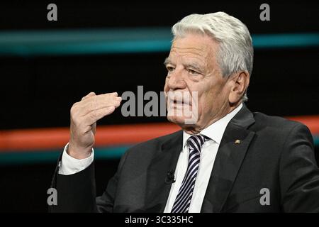 Joachim Gauck Ex-Bundespräsident 07/25 ihr Joachim Gauck am 24. Juli 2025 in Markus Lanz , ZDF Aufzeichnung vom 17. Juli Deutschland deutsch deutscher Mann Politik Politiker Theologe ehemaliger Bundesbeauftragter Stasi-Unterlagen Behörde Behördenleiter Pastor Pfarrer deutscher Bundespräsident quer halb Porträt sprechend gestikuliert *** Joachim Gauck Ex Bundespräsident 07 25 Ihr Joachim Gauck am 24. Juli 2025 in Markus Lanz , ZDF Aufzeichnung vom 17. Juli Deutschland deutscher Mann Politikpolitiker Theologe ehemaliger Bundespräsident Stasi dokumentiert Autoritätsleiter der Stasi Stockfoto