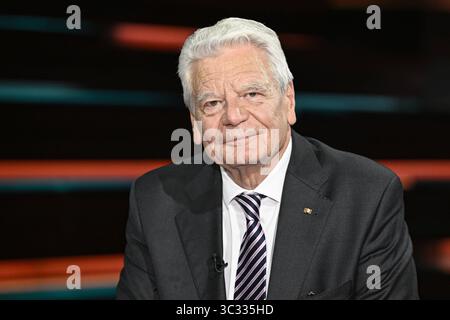 Joachim Gauck Ex-Bundespräsident 07/25 ihr Joachim Gauck am 24. Juli 2025 in Markus Lanz , ZDF Aufzeichnung vom 17. Juli Deutschland deutsch deutscher Mann Politik Politiker Theologe ehemaliger Bundesbeauftragter Stasi-Unterlagen Behörde Behördenleiter Pfarrer deutscher Bundespräsident quer Porträt lächelnd *** Joachim Gauck Ex Bundespräsident 07 25 Ihr Joachim Gauck am 24. Juli 2025 in Markus Lanz , ZDF Aufzeichnung vom 17. Juli Deutschland deutscher Mann Politik Politiker Theologe ehemaliger Bundespräsident Stasi dokumentiert Autoritätsleiter Pfarrer Vergangenheit Stockfoto