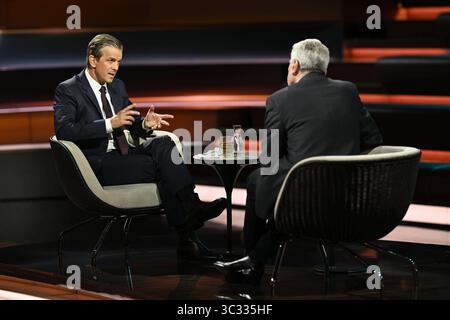 Markus Lanz li. mit Joachim Gauck 07/25 ihr Markus Lanz li. Und Joachim Gauck am 24. Juli 2025 in Markus Lanz , ZDF Aufzeichnung vom 17. Juli Deutschland deutsch deutscher Mann Politik Politiker Theologe ehemaliger Bundesbeauftragter Stasi-Unterlagen Behörde Behördenleiter Pastor Pfarrer Ex-Bundespräsident Männer Italien italienisch italienisch-deutscher Moderator Fotografie Fotograf Journalist Journalismus deutscher ehemaliger Bundespräsident deutsch-italienischer Journalist Journalist Autor Autor Autor Autor Moderator deutsch-italienischer Moderator Fotograf quer ganz freistellbar sitzend Stockfoto