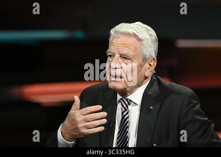 Joachim Gauck Ex-Bundespräsident 07/25 ihr Joachim Gauck am 24. Juli 2025 in Markus Lanz , ZDF Aufzeichnung vom 17. Juli Deutschland deutsch deutscher Mann Politik Politiker Theologe ehemaliger Bundesbeauftragter Stasi-Unterlagen Behörde Behördenleiter Pastor Pfarrer deutscher Bundespräsident quer halb Porträt sprechend gestikuliert *** Joachim Gauck Ex Bundespräsident 07 25 Ihr Joachim Gauck am 24. Juli 2025 in Markus Lanz , ZDF Aufzeichnung vom 17. Juli Deutschland deutscher Mann Politikpolitiker Theologe ehemaliger Bundespräsident Stasi dokumentiert Autoritätsleiter der Stasi Stockfoto