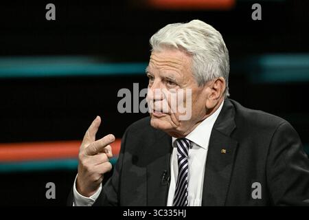 Joachim Gauck Ex-Bundespräsident 07/25 ihr Joachim Gauck am 24. Juli 2025 in Markus Lanz , ZDF Aufzeichnung vom 17. Juli Deutschland deutsch deutscher Mann Politik Politiker Theologe ehemaliger Bundesbeauftragter Stasi-Unterlagen Behörde Behördenleiter Pastor Pfarrer deutscher Bundespräsident quer halb Porträt sprechend gestikuliert *** Joachim Gauck Ex Bundespräsident 07 25 Ihr Joachim Gauck am 24. Juli 2025 in Markus Lanz , ZDF Aufzeichnung vom 17. Juli Deutschland deutscher Mann Politikpolitiker Theologe ehemaliger Bundespräsident Stasi dokumentiert Autoritätsleiter der Stasi Stockfoto