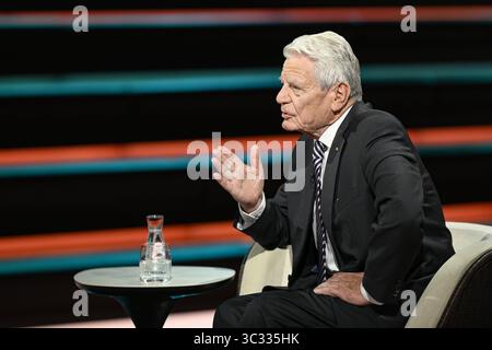 Joachim Gauck Ex-Bundespräsident 07/25 ihr Joachim Gauck am 24. Juli 2025 in Markus Lanz , ZDF Aufzeichnung vom 17. Juli Deutschland deutsch deutscher Mann Politik Politiker Theologe ehemaliger Bundesbeauftragter Stasi-Unterlagen Behörde Behördenleiter Pfarrer deutscher Bundespräsident quer Profil halb sitzend sprechend gestikuliert *** Joachim Gauck Ex Bundespräsident 07 25 Ihr Joachim Gauck am 24. Juli 2025 in Markus Lanz , ZDF Aufzeichnung vom 17. Juli Deutschland deutscher Mann Politikpolitiker Theologe ehemaliger Bundespräsident Stasi dokumentiert Autorität h Stockfoto