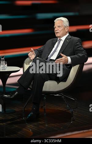 Joachim Gauck Ex-Bundespräsident 07/25 ihr Joachim Gauck am 24. Juli 2025 in Markus Lanz , ZDF Aufzeichnung vom 17. Juli Deutschland deutsch deutscher Mann Politik Politiker Theologe ehemaliger Bundesbeauftragter Stasi-Unterlagen Behörde Behördenleiter Pastor Pfarrer deutscher Bundespräsident hoch ganz freistellbar sitzend sprechend gestikuliert *** Joachim Gauck ex Bundespräsident 07 25 Ihr Joachim Gauck am 24. Juli 2025 in Markus Lanz , ZDF Aufzeichnung vom 17. Juli Deutschland deutscher Mann Politikpolitiker Theologe ehemaliger Bundespräsident Stasi dokumentiert autho Stockfoto