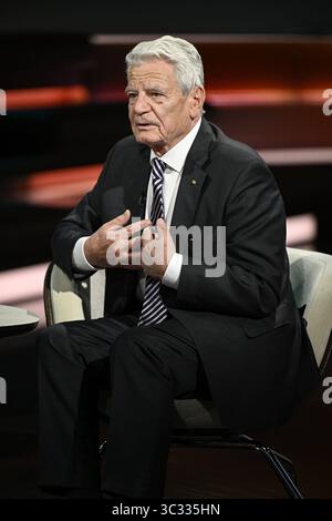 Joachim Gauck Ex-Bundespräsident 07/25 ihr Joachim Gauck am 24. Juli 2025 in Markus Lanz , ZDF Aufzeichnung vom 17. Juli Deutschland deutsch deutscher Mann Politik Politiker Theologe ehemaliger Bundesbeauftragter Stasi-Unterlagen Behörde Behördenleiter Pfarrer deutscher Bundespräsident hoch halb sitzend sprechend gestikuliert *** Joachim Gauck Ex Bundespräsident 07 25 Ihr Joachim Gauck am 24. Juli 2025 in Markus Lanz , ZDF Aufzeichnung vom 17. Juli Deutschland deutscher Mann Politikpolitiker Theologe ehemaliger Bundespräsident Stasi dokumentiert Autoritätschef der Stasi Stockfoto