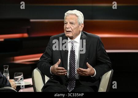 Joachim Gauck Ex-Bundespräsident 07/25 ihr Joachim Gauck am 24. Juli 2025 in Markus Lanz , ZDF Aufzeichnung vom 17. Juli Deutschland deutsch deutscher Mann Politik Politiker Theologe ehemaliger Bundesbeauftragter Stasi-Unterlagen Behörde Behördenleiter Pastor Pfarrer deutscher Bundespräsident quer halb sitzend sprechend gestikuliert *** Joachim Gauck Ex Bundespräsident 07 25 Ihr Joachim Gauck am 24. Juli 2025 in Markus Lanz , ZDF Aufzeichnung vom 17. Juli Deutschland deutscher Mann Politikpolitiker Theologe ehemaliger Bundespräsident Stasi dokumentiert Autoritätschef der Stasi Stockfoto