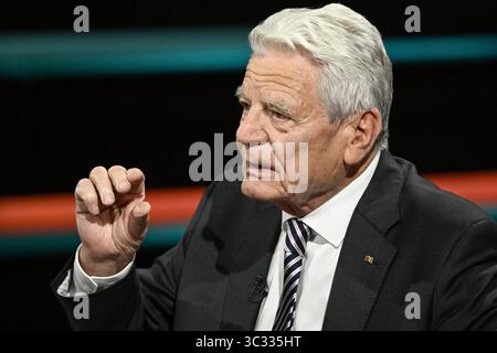 Joachim Gauck Ex-Bundespräsident 07/25 ihr Joachim Gauck am 24. Juli 2025 in Markus Lanz , ZDF Aufzeichnung vom 17. Juli Deutschland deutsch deutscher Mann Politik Politiker Theologe ehemaliger Bundesbeauftragter Stasi-Unterlagen Behörde Behördenleiter Pastor Pfarrer deutscher Bundespräsident quer halb Porträt sprechend gestikuliert *** Joachim Gauck Ex Bundespräsident 07 25 Ihr Joachim Gauck am 24. Juli 2025 in Markus Lanz , ZDF Aufzeichnung vom 17. Juli Deutschland deutscher Mann Politikpolitiker Theologe ehemaliger Bundespräsident Stasi dokumentiert Autoritätsleiter der Stasi Stockfoto
