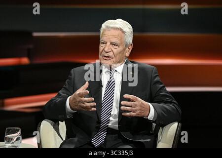 Joachim Gauck Ex-Bundespräsident 07/25 ihr Joachim Gauck am 24. Juli 2025 in Markus Lanz , ZDF Aufzeichnung vom 17. Juli Deutschland deutsch deutscher Mann Politik Politiker Theologe ehemaliger Bundesbeauftragter Stasi-Unterlagen Behörde Behördenleiter Pastor Pfarrer deutscher Bundespräsident quer halb sitzend sprechend gestikuliert *** Joachim Gauck Ex Bundespräsident 07 25 Ihr Joachim Gauck am 24. Juli 2025 in Markus Lanz , ZDF Aufzeichnung vom 17. Juli Deutschland deutscher Mann Politikpolitiker Theologe ehemaliger Bundespräsident Stasi dokumentiert Autoritätschef der Stasi Stockfoto