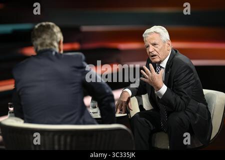 Markus Lanz li. mit Joachim Gauck 07/25 ihr Markus Lanz li. Und Joachim Gauck am 24. Juli 2025 in Markus Lanz , ZDF Aufzeichnung vom 17. Juli Deutschland deutsch deutscher Mann Politik Politiker Theologe ehemaliger Bundesbeauftragter Stasi-Unterlagen Behörde Behördenleiter Pastor Pfarrer Ex-Bundespräsident Männer Italien italienisch italienischer italienisch-deutscher Moderator Fotografie Fotograf Journalist Journalismus deutscher ehemaliger Bundespräsident deutsch-italienischer Journalismus Journalist Autor Autor Autor Autor Moderator deutsch-italienischer Moderator Fotograf quer halb sitzend sprechend ge Stockfoto
