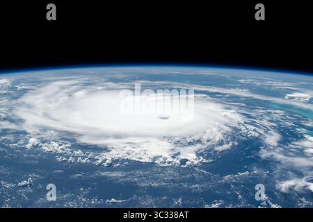31. August 2019, International Space Station, Earth Orbit: International Space Station. 31. August 2019. Zyklonische Wolken des Hurrikans Dorian von der Internationalen Raumstation aus gesehen, während er sich über die Abacos auf den Bahamas bewegt, 31. August 2019 im Atlantischen Ozean. Die aktuelle Prognose sieht vor, dass Dorian sich über offenem Wasser zu einer Kategorie 4 mit Windgeschwindigkeiten von 140 km/h verstärkt, bevor er am späten Montag in Südflorida landet. (Kreditbild: © NASA via ZUMA Wire) Stockfoto