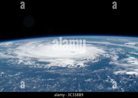 31. August 2019, International Space Station, Earth Orbit: International Space Station. 31. August 2019. Zyklonische Wolken des Hurrikans Dorian von der Internationalen Raumstation aus gesehen, während er sich über die Abacos auf den Bahamas bewegt, 31. August 2019 im Atlantischen Ozean. Die aktuelle Prognose sieht vor, dass Dorian sich über offenem Wasser zu einer Kategorie 4 mit Windgeschwindigkeiten von 140 km/h verstärkt, bevor er am späten Montag in Südflorida landet. (Kreditbild: © NASA via ZUMA Wire) Stockfoto