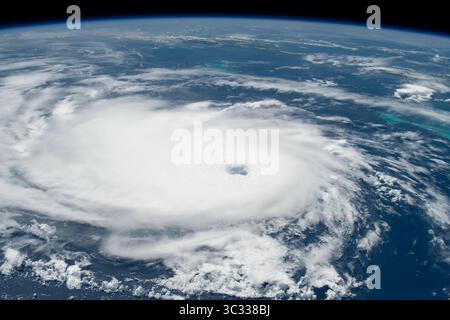 31. August 2019, International Space Station, Earth Orbit: International Space Station. 31. August 2019. Zyklonische Wolken des Hurrikans Dorian von der Internationalen Raumstation aus gesehen, während er sich über die Abacos auf den Bahamas bewegt, 31. August 2019 im Atlantischen Ozean. Die aktuelle Prognose sieht vor, dass Dorian sich über offenem Wasser zu einer Kategorie 4 mit Windgeschwindigkeiten von 140 km/h verstärkt, bevor er am späten Montag in Südflorida landet. (Kreditbild: © NASA via ZUMA Wire) Stockfoto