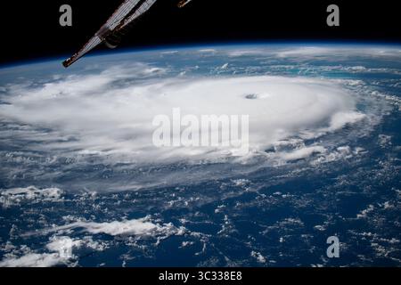 1. September 2019, International Space Station, Earth Orbit: International Space Station. September 2019. Zyklonwolken des Hurrikans Dorian von der Internationalen Raumstation aus gesehen, während er am 1. September 2019 im Atlantischen Ozean über den Bahamas steht. Die aktuelle Prognose sieht vor, dass Dorian sich über offenem Wasser zu einer Kategorie 4 mit Windgeschwindigkeiten von 140 km/h verstärkt, bevor er am späten Montag in Südflorida landet. (Kreditbild: © NASA via ZUMA Wire) Stockfoto