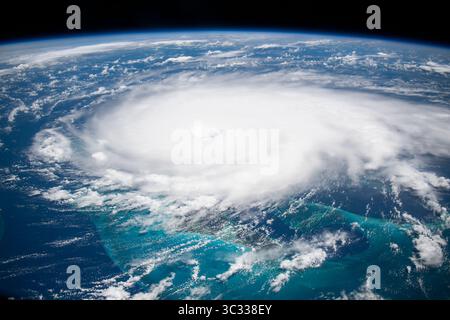 1. September 2019, International Space Station, Earth Orbit: International Space Station. September 2019. Zyklonwolken des Hurrikans Dorian von der Internationalen Raumstation aus gesehen, während er am 1. September 2019 im Atlantischen Ozean über den Bahamas steht. Die aktuelle Prognose sieht vor, dass Dorian sich über offenem Wasser zu einer Kategorie 4 mit Windgeschwindigkeiten von 140 km/h verstärkt, bevor er am späten Montag in Südflorida landet. (Kreditbild: © NASA via ZUMA Wire) Stockfoto