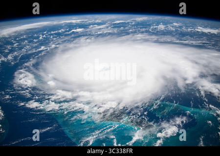 1. September 2019, International Space Station, Earth Orbit: International Space Station. September 2019. Zyklonwolken des Hurrikans Dorian von der Internationalen Raumstation aus gesehen, während er am 1. September 2019 im Atlantischen Ozean über den Bahamas steht. Die aktuelle Prognose sieht vor, dass Dorian sich über offenem Wasser zu einer Kategorie 4 mit Windgeschwindigkeiten von 140 km/h verstärkt, bevor er am späten Montag in Südflorida landet. (Kreditbild: © NASA via ZUMA Wire) Stockfoto