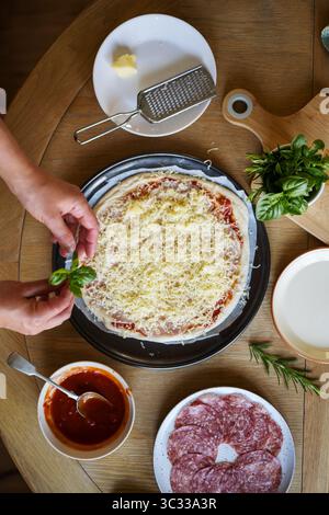Hausgemachte Käsepizza kochen, Blick von oben Stockfoto