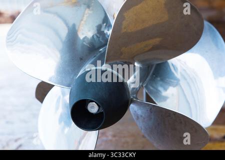 Propeller von Motoren für Motoryachten und Boote in Nahaufnahme. Stockfoto