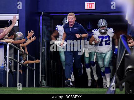 24. August 2019: Dallas Cowboys Head Coach Jason Garrett und Dallas Cowboys Center Travis Frederick (72) während eines NFL-Fußballspiels zwischen den Houston Texans und den Dallas Cowboys im AT&T Stadium in Arlington, Texas. .Manny Flores/CSM Stockfoto
