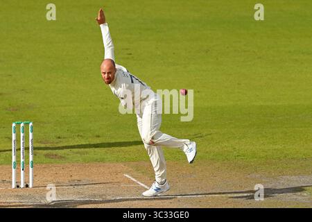 MANCHESTER, ENGLAND. 5. SEPTEMBER 2019: Jack Leach aus England Bowling am zweiten Tag des 4. Specsavers Ashes Test Matches auf dem Old Trafford Cricket Ground, Manchester, England. (Credit Image: &Copy; ESPA Photo Agency/CSM via ZUMA Wire) Stockfoto