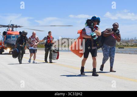 5. September 2019, Nassau, Bahamas: Eine US-amerikanische Küstenwache Luftstation Clearwater MH-60 Jayhawk-Hubschrauberbesatzung evakuiert vertriebene Erwachsene und Kinder in Sicherheit in Marsh Harbour. Eine Mannschaft der Air Station Miami HC-144 Ocean Sentry transportierte die Überlebenden von Marsh Harbour nach Nassau. (Kreditbild: © Hunter Medley/USA Küstenwache via ZUMA Wire) Stockfoto