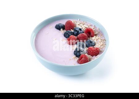 Gesunde Smoothie Schüssel mit Beeren isoliert auf weißem Hintergrund Stockfoto