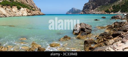 Wunderschönes türkisfarbenes Wasser in Cala Boquer, Mallorca Stockfoto