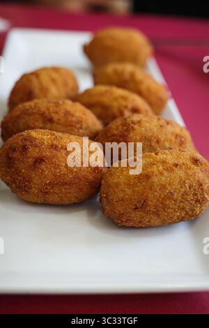 Traditionelle spanische Kroketten, serviert auf einer weißen Keramikplatte Stockfoto